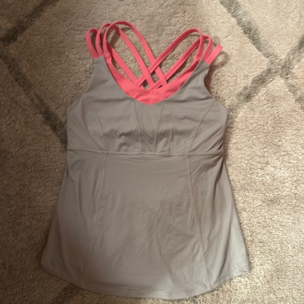 Lululemon workout tank . W attached bra lining